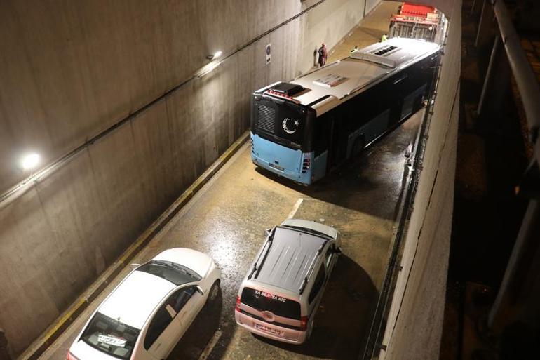 Antalya'da sağanak sonrası trafiğe kapatılan tünelde bir de otobüs mahsur kaldı