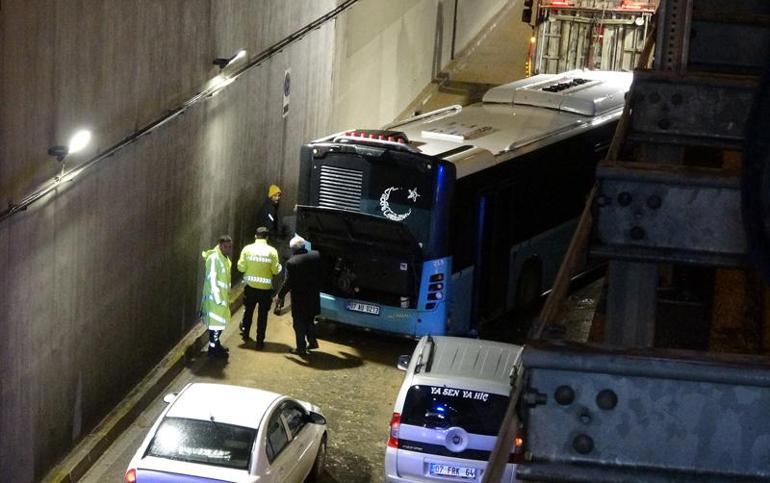 Antalya'da sağanak sonrası trafiğe kapatılan tünelde bir de otobüs mahsur kaldı