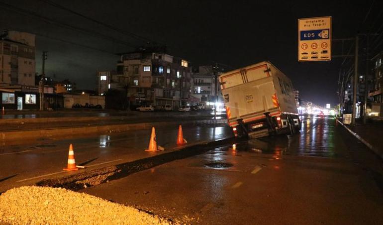 Antalya'da sağanak sonrası trafiğe kapatılan tünelde bir de otobüs mahsur kaldı