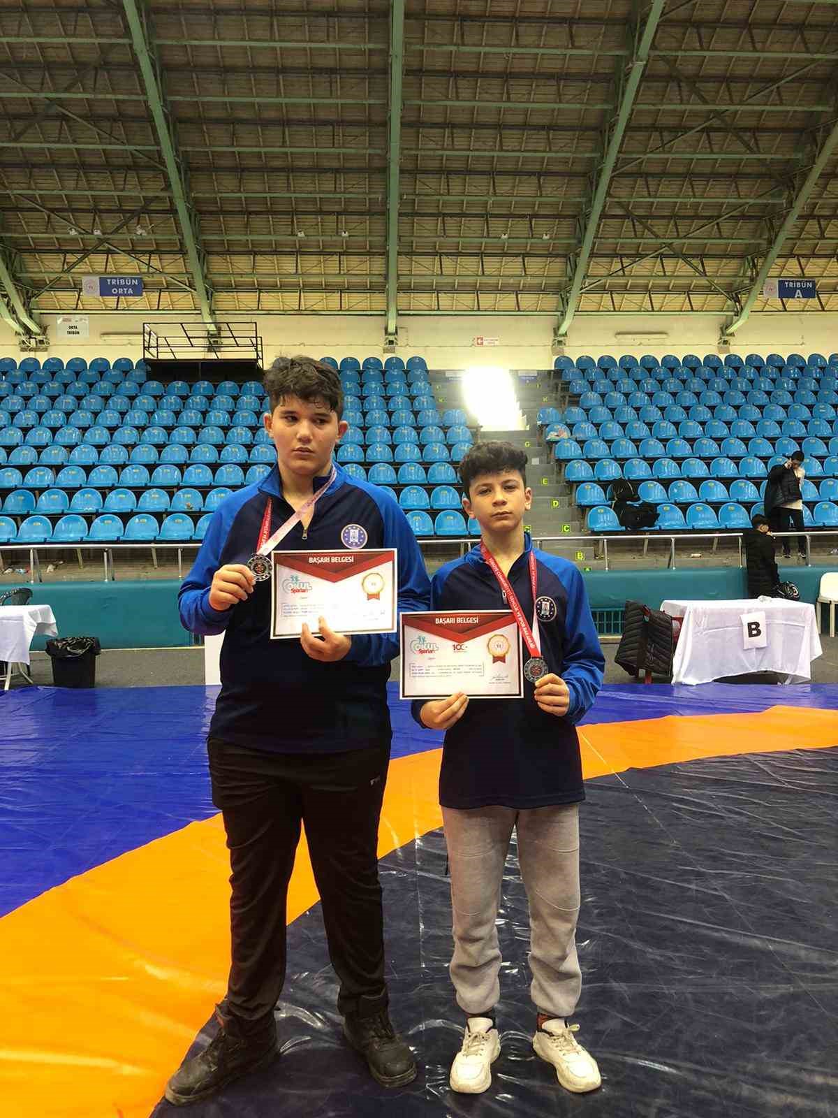 Genç güreşçilerden iki madalya