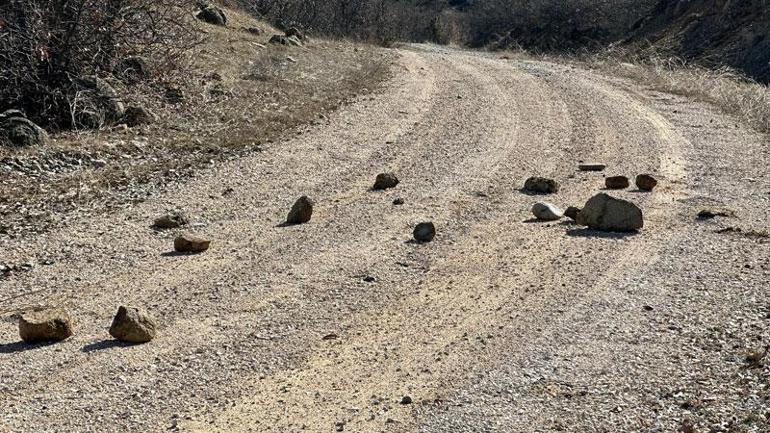 Köylerine 'katı atık tesisi' istemeyen köylüler yol kapattı, nöbete başladı