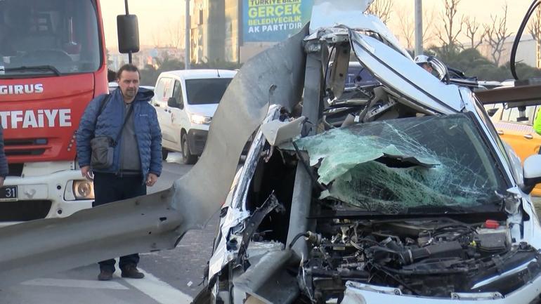 Bağcılar'da hurdaya dönen otomobilde parmağından yaralandı