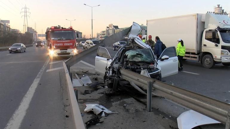 Bağcılar'da hurdaya dönen otomobilde parmağından yaralandı