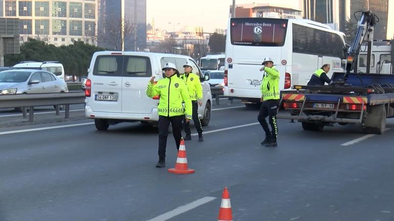 Bağcılar'da hurdaya dönen otomobilde parmağından yaralandı