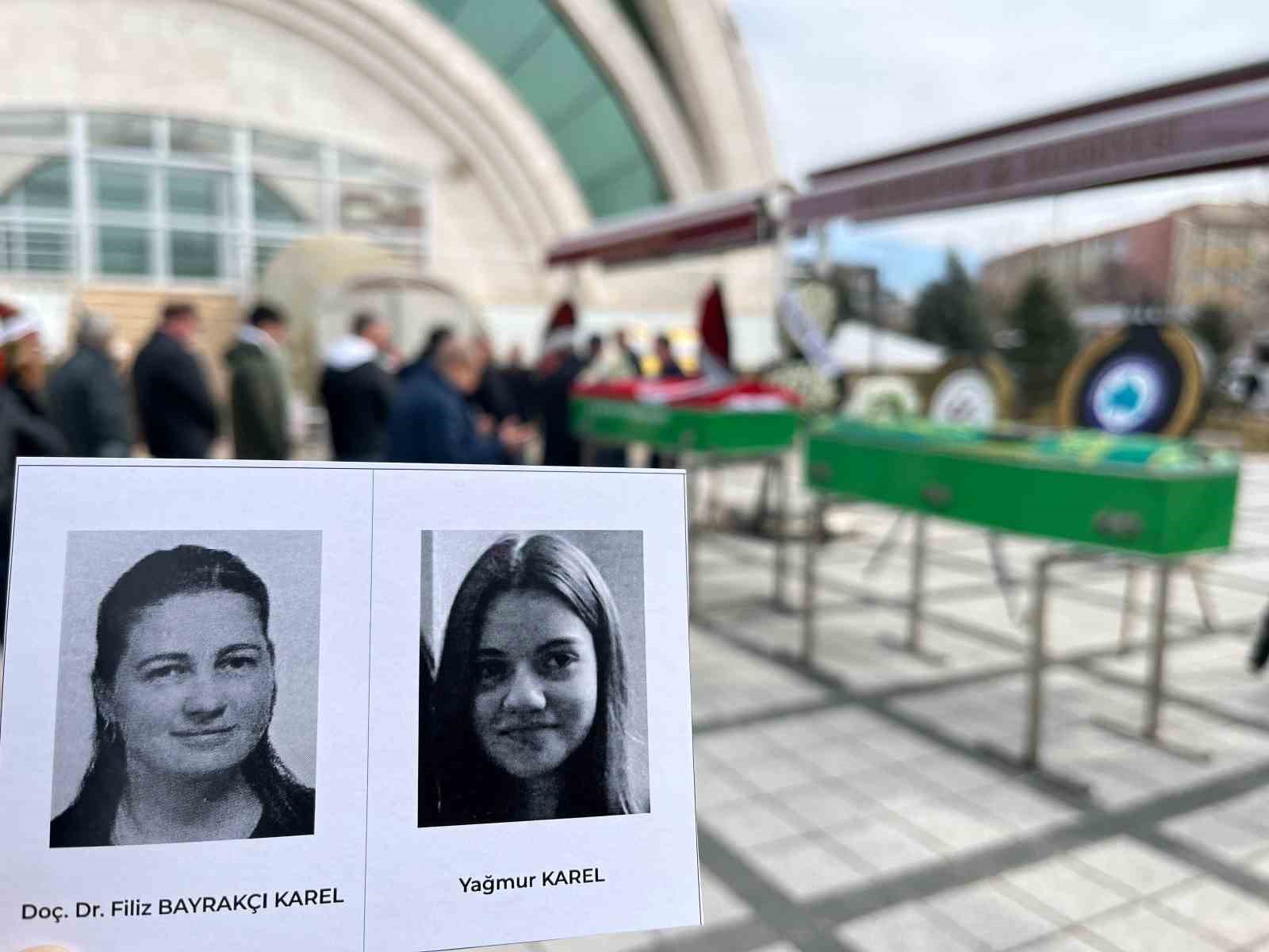 Eskişehir’de trafik kazasında hayatını kaybeden öğretim üyesi ve kızı son yolculuğuna uğurlandı