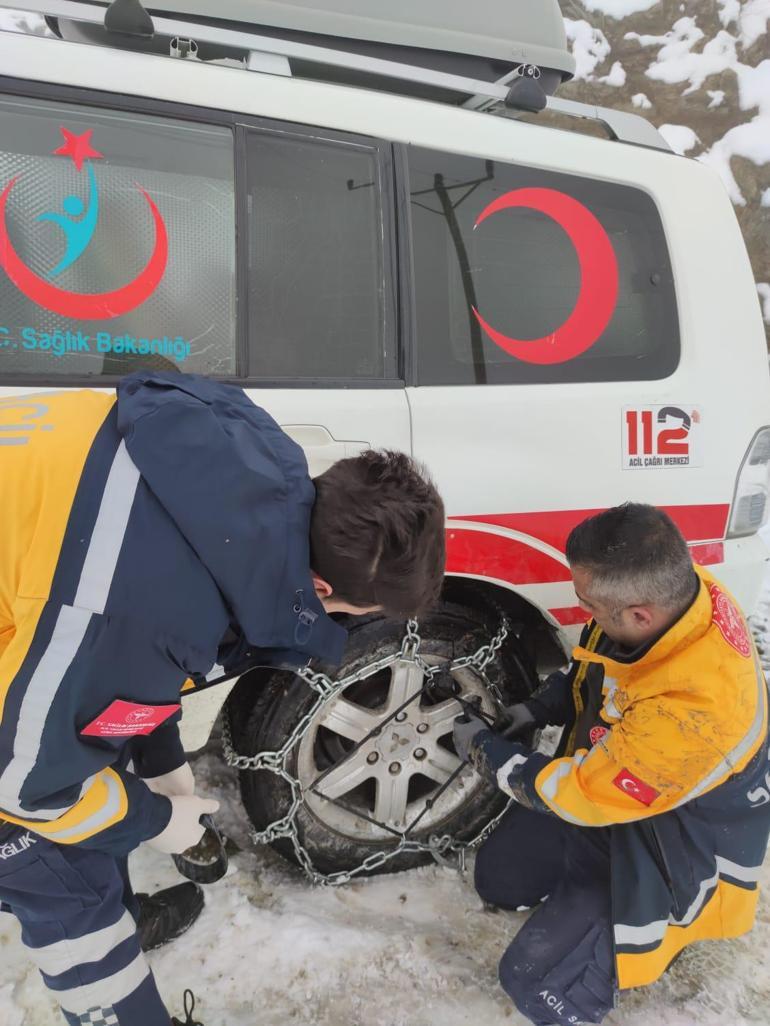 Yolu kardan kapanan mezrada rahatsızlanan 2 kardeş, arazi ambulansıyla hastaneye ulaştırıldı