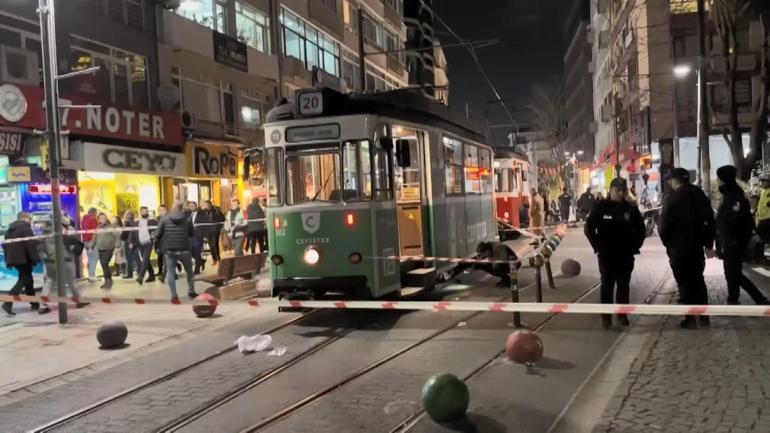 Kadıköy'de torununu kurtaran kadının tramvayın altında kalarak hayatını kaybettiği anlar kamerada