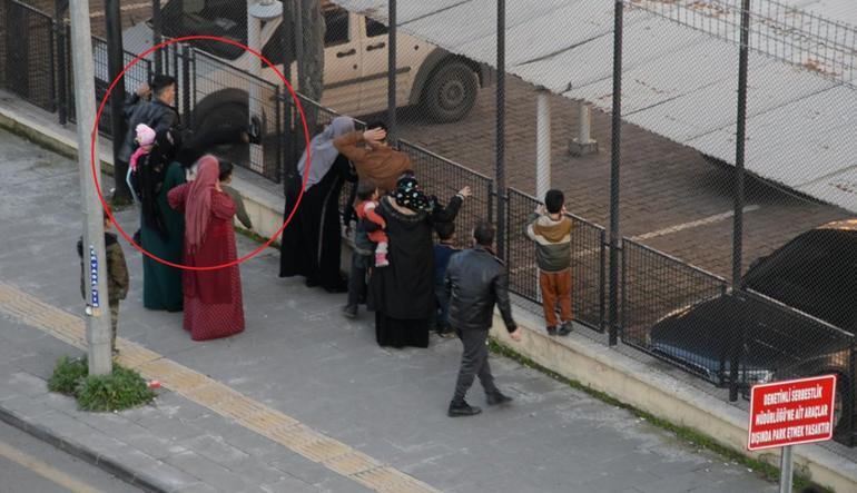 Yakınlarının tutuklandığını öğrenen aile fertleri adliye tellerini tekmeledi; o anlar kamerada