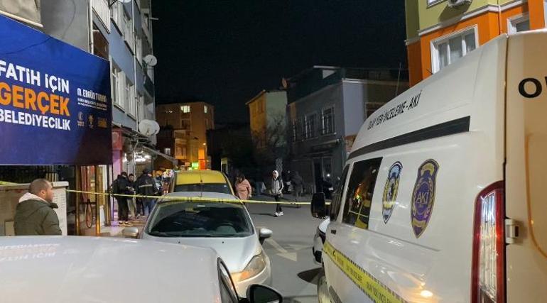 Fatih'te cadde üzerinde rast gele ateş eden şüpheliler polisi görünce kaçtı