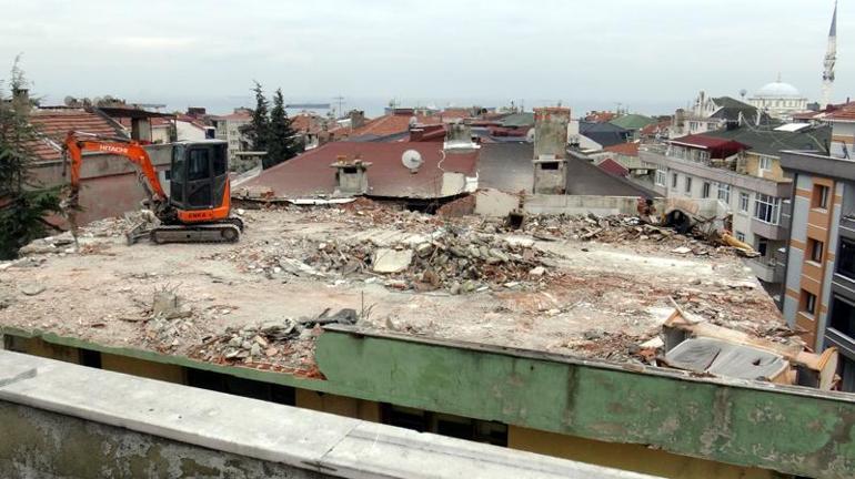 Avcılar'da binaların ortak duvarı yıkım sırasında ortaya çıktı