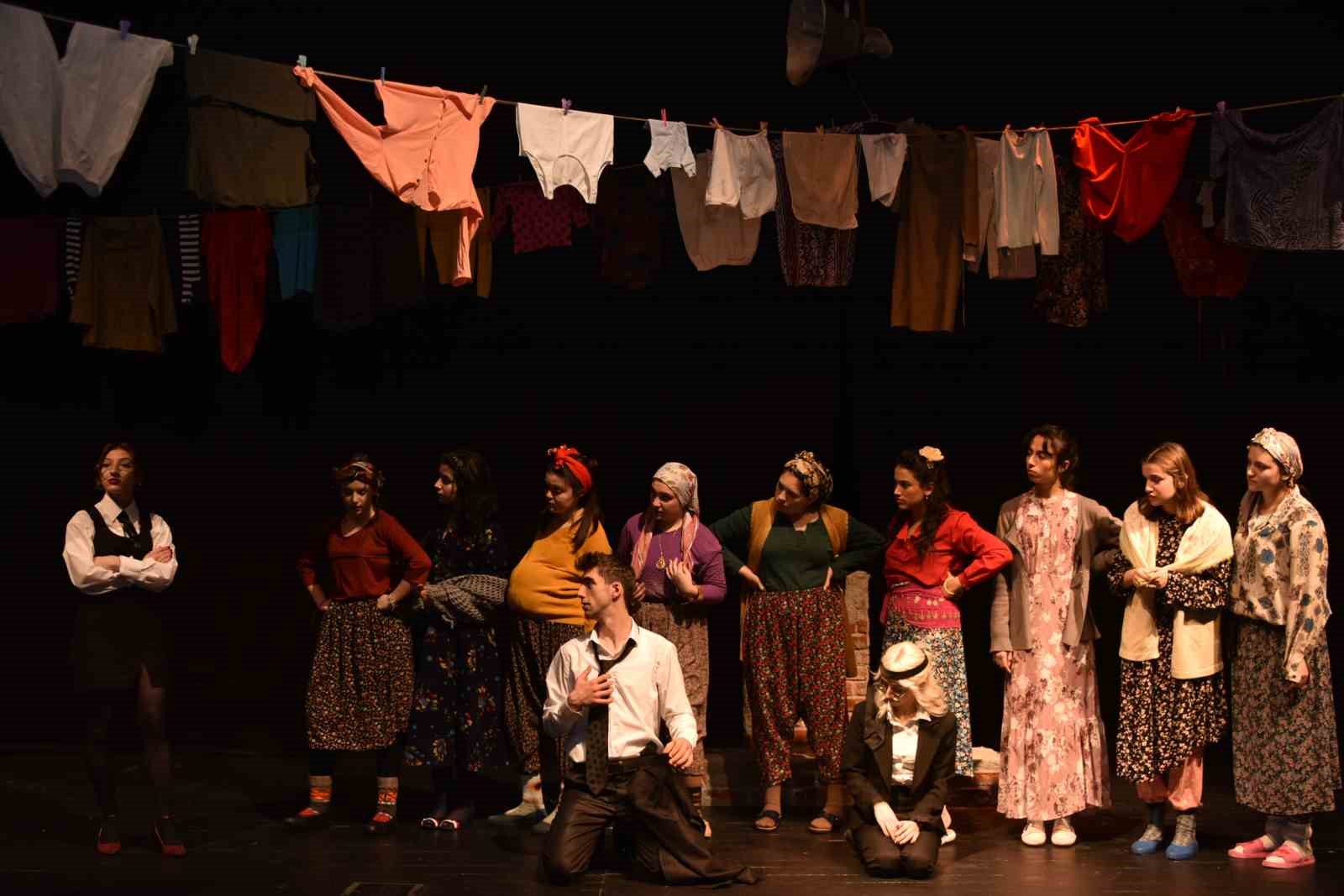Bozüyük Belediyesi Gençlik Tiyatrosu’nun  “Macbeth Abla” adlı oyununa yoğun ilgi