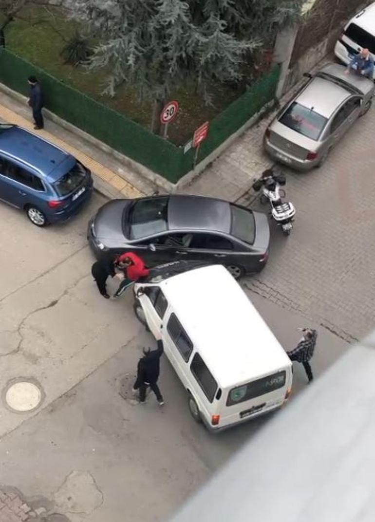 Polis memuru ile hastaneye getirdiği annesini 2 araç arasında sıkıştırıp, yaraladı; o anlar kamerada