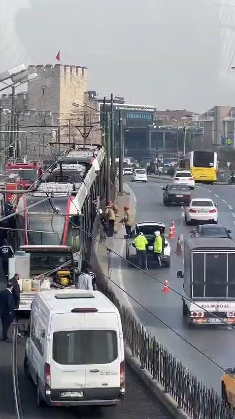 Tramvay altında can pazarı; seferler yapılamıyor