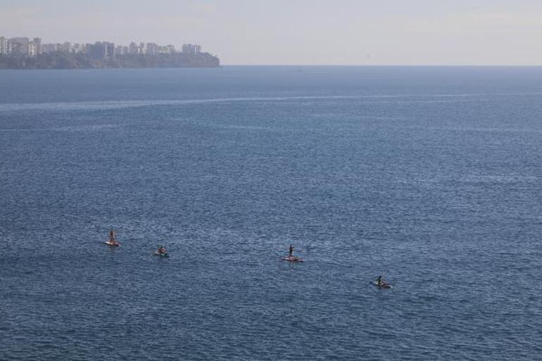 Denizin, havadan sıcak olduğu Antalya'da sahiller doldu