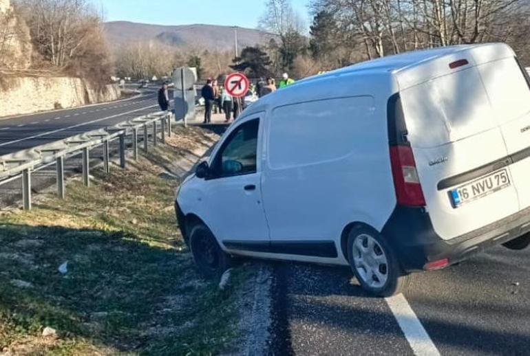 Bursa'da otomobil ile hafif ticari aracın çarpıştığı kaza kamerada; 2 yaralı