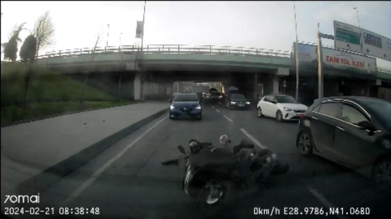 Kağıthane’de otomobilin çarptığı motosiklet sürücüsü metrelerce yerde sürüklendi