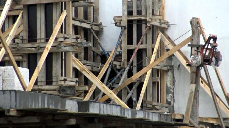 Avcılar'da inşaata beton dökülürken yan binanın duvarı delindi