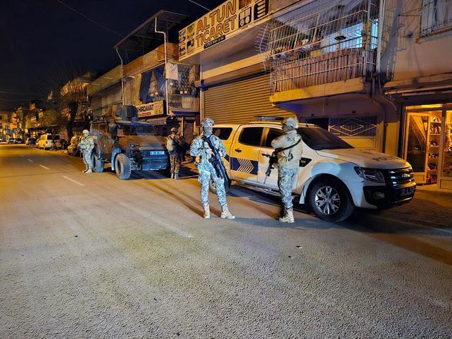 Tabanca ve bıçak ile intihar girişiminde bulundu, eşi gelince teslim oldu