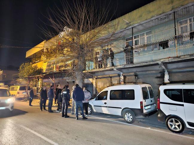 Tabanca ve bıçak ile intihar girişiminde bulundu, eşi gelince teslim oldu