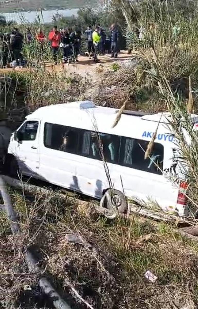 Mersin'de otomobille çarpışan yolcu minibüsü dereye yuvarlandı: 1 ölü, 13 yaralı