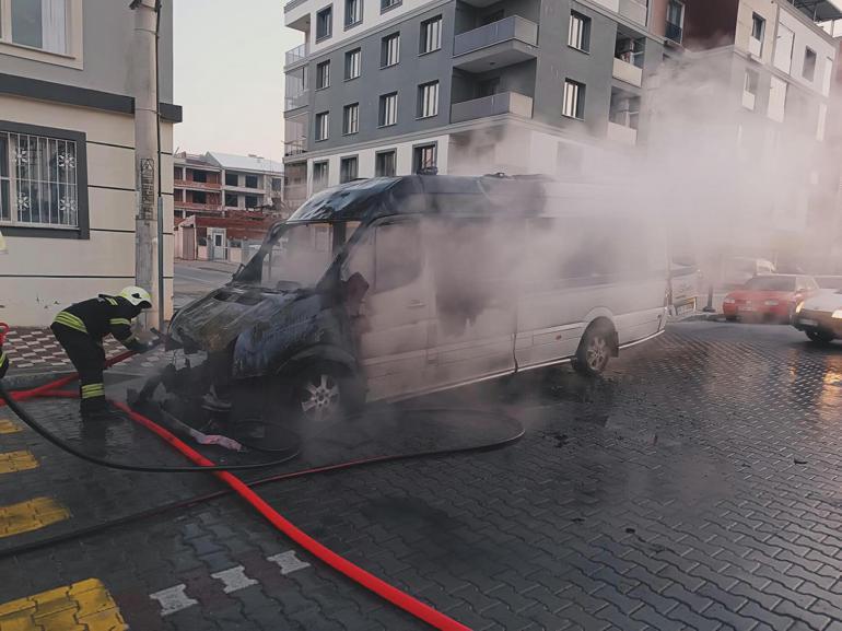 Manisa'da seyir halindeyken alev alan servis minibüsü yandı