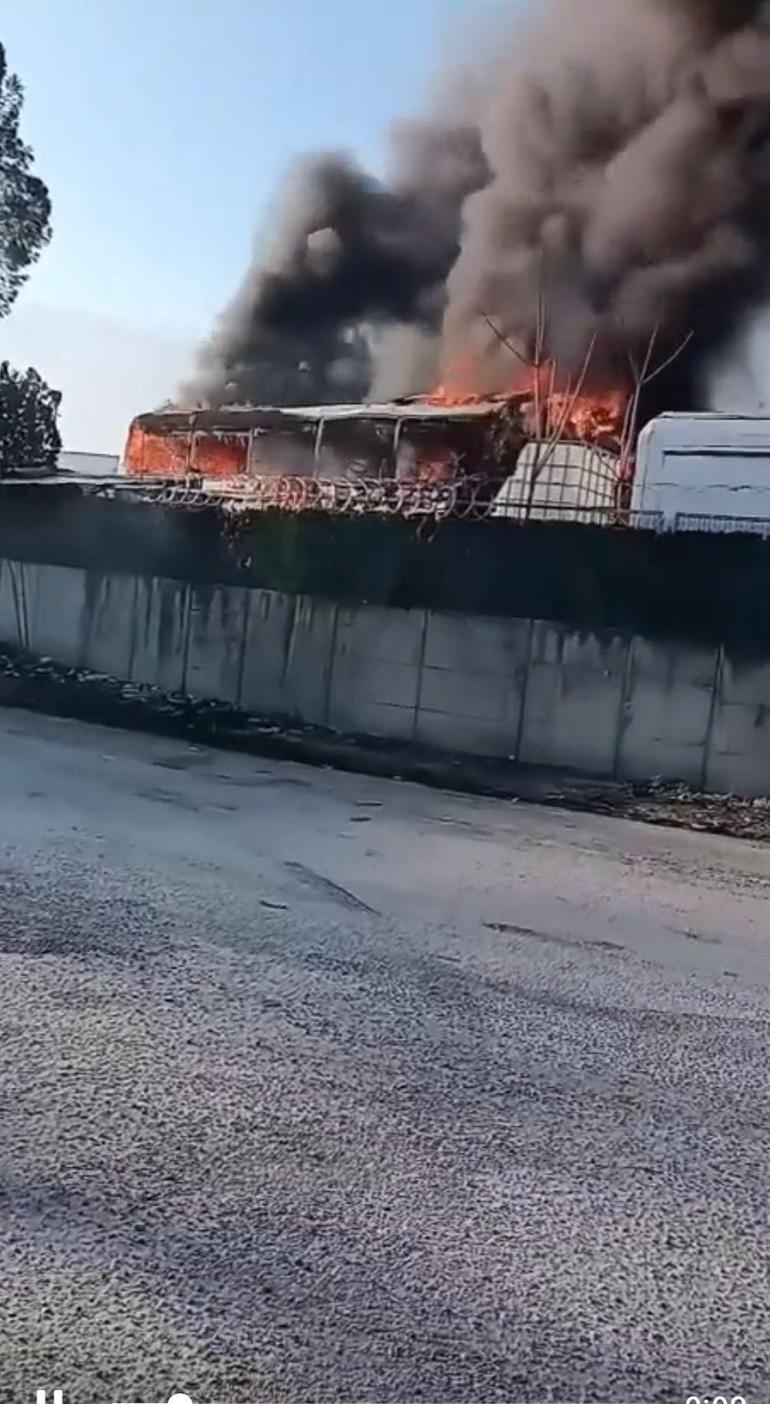 Bursa'da park halindeki otobüs yandı