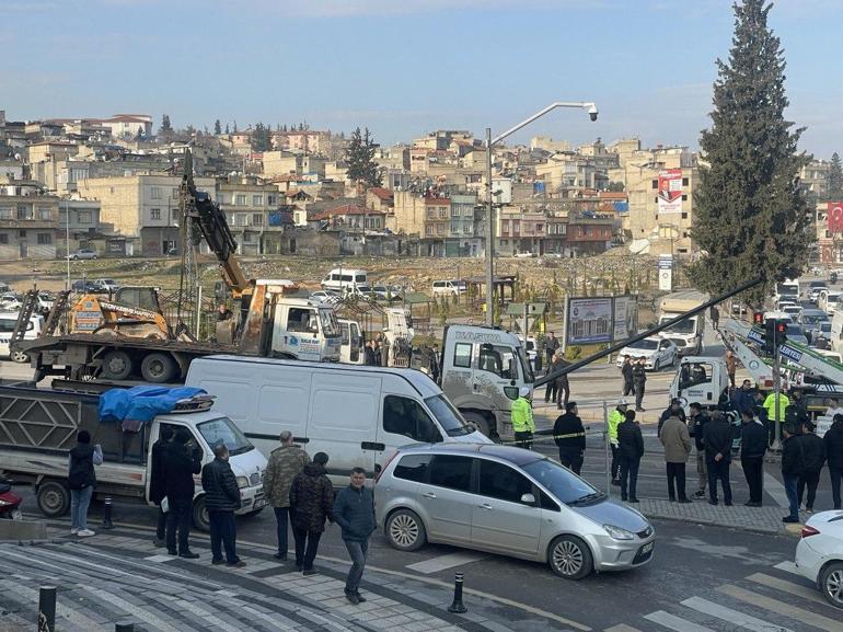 İş makinesi yüklü çekici, 6 araca çarptı: 3 yaralı