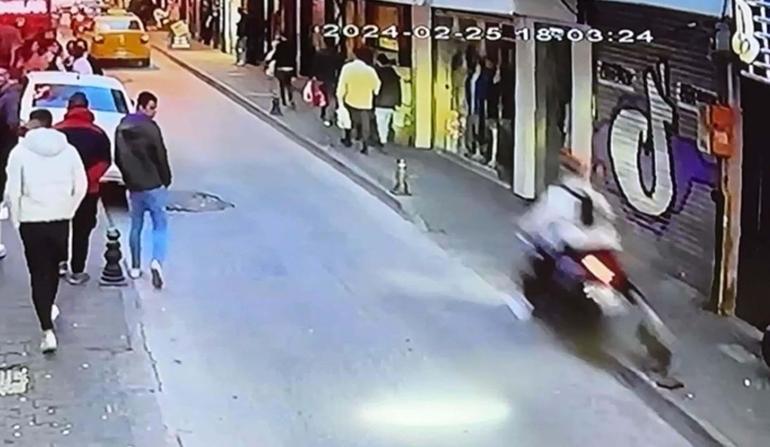 Motosiklet, kaldırımdaki yayaların arasına daldı; 3 kişinin yarandığı kaza kamerada