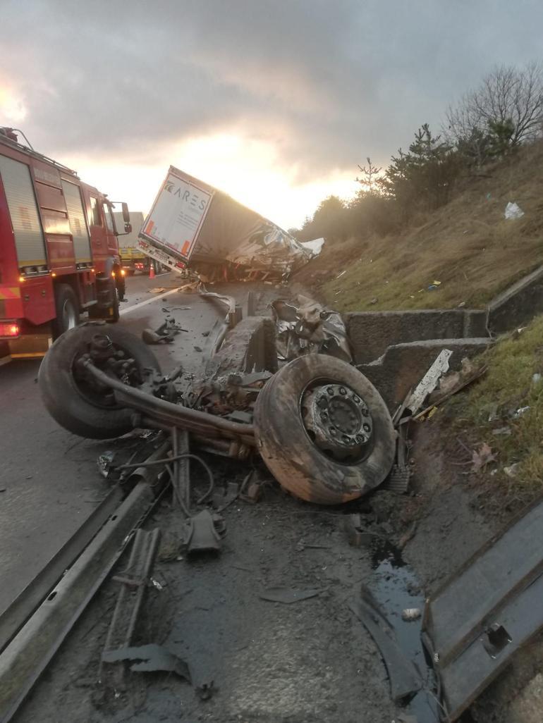 Hurdaya dönen TIR'dan yara almadan kurtuldu