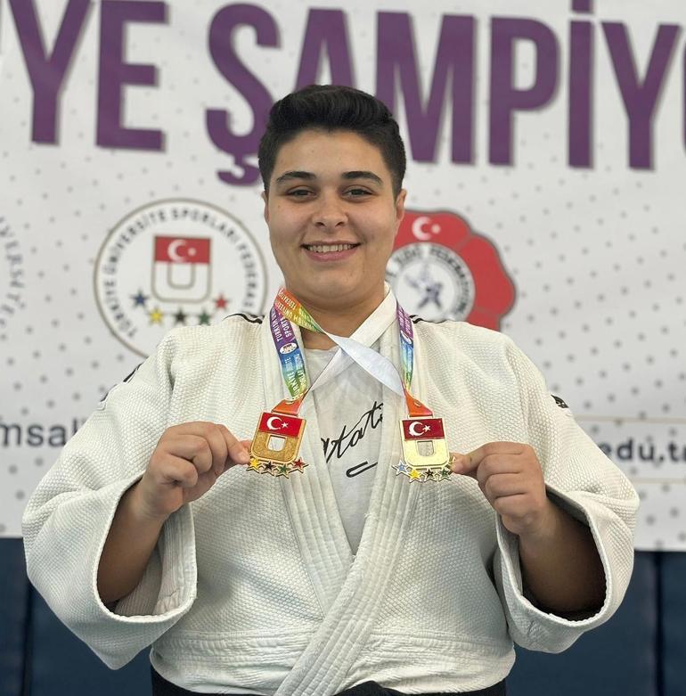 Judoda kazandığı şampiyonlukları, depremde kaybettiği antrenörüne hediye etti