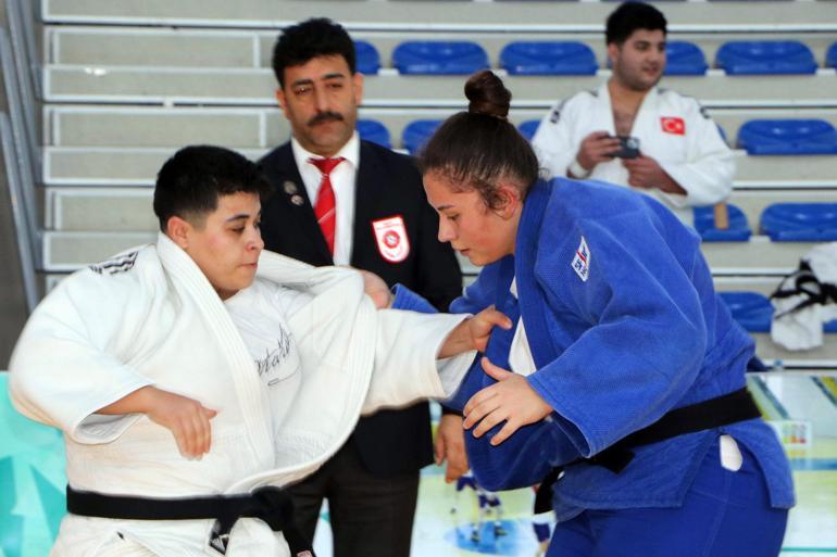 Judoda kazandığı şampiyonlukları, depremde kaybettiği antrenörüne hediye etti