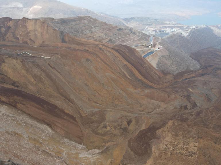 Maden sahasında toprak altında kalan 9 işçiyi arama çalışmalarında 2’nci gün