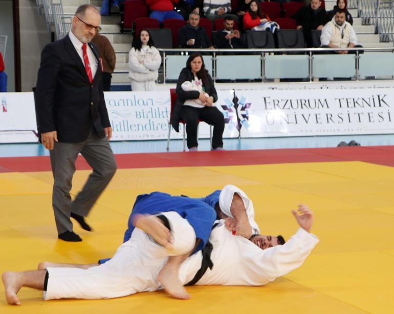 2 aylık Ali Çağan, antrenör anne ve hakem babasıyla judo şampiyonasında