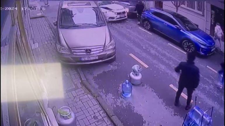 Fatihte tartıştığı kadına küfredince darbedildi; kaçarken 2 otomobile çarptı