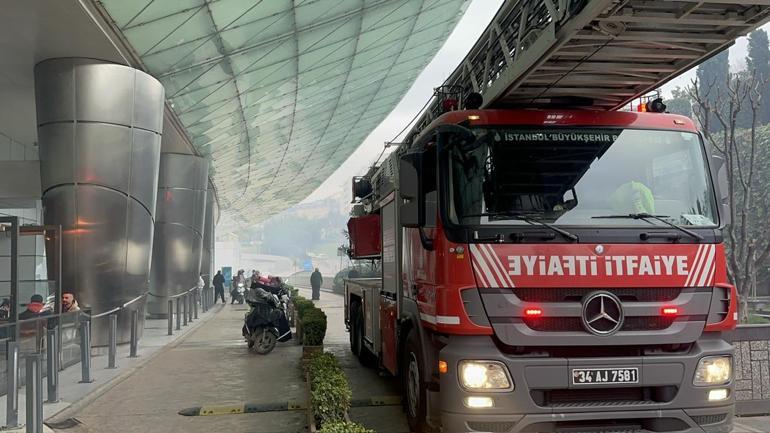 Üsküdar'da lüks sitenin otoparkında yangın