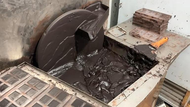 Bursa'da merdiven altı çikolata imalathanesine operasyon; 2 gözaltı