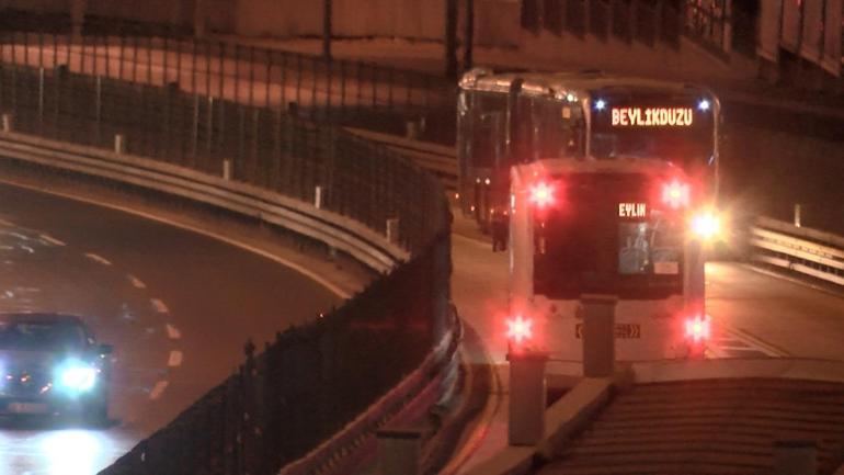 Beylikdüzü'nde arızalanan metrobüsü kontrol eden şoför, başka metrobüsün çarpmasıyla öldü