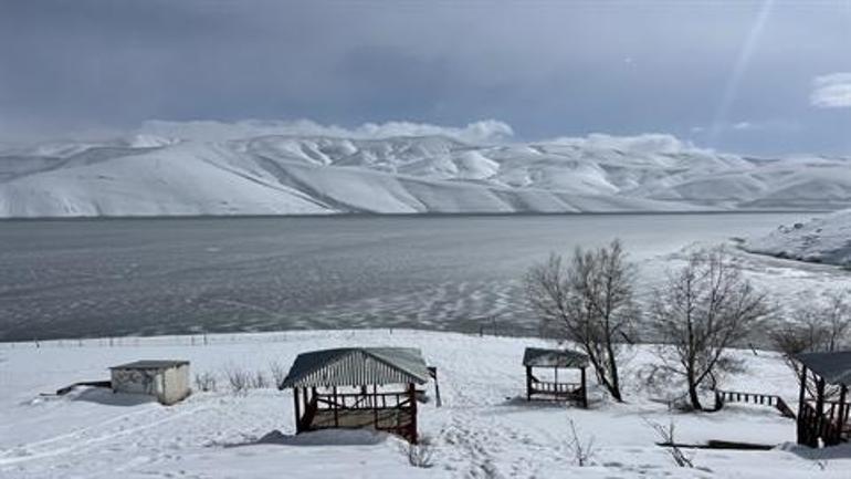 Dilimli Barajı'nın yüzeyi buz tuttu