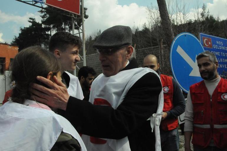 Depremde ailesini kaybeden çocuklar, Suriye'deki dedelerine kavuştu