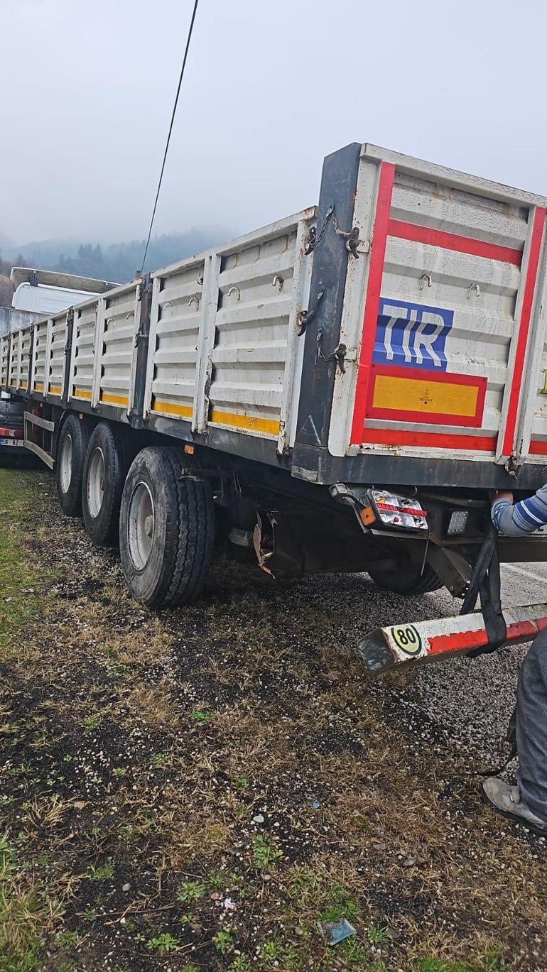 Tokat'ta otomobil, TIR'a çarptı; 6 yaralı