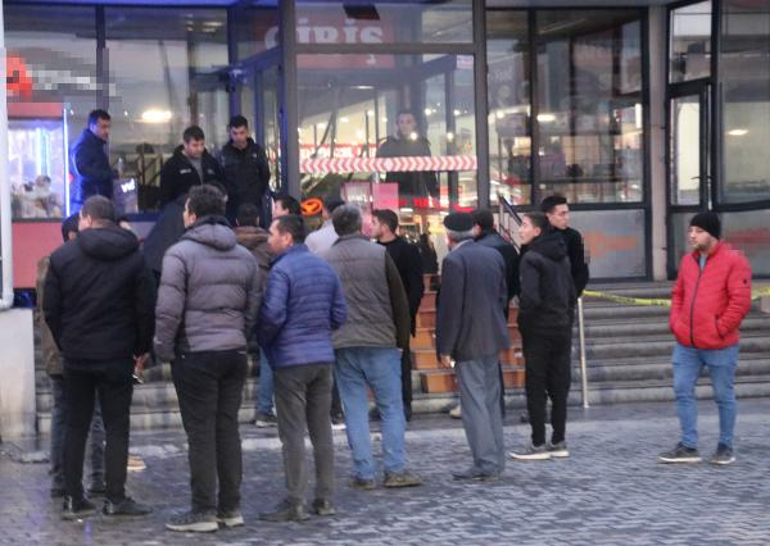 Afyonkarahisar- İzmir karayolunda restoranın asma tavanı çöktü; 11 yaralı