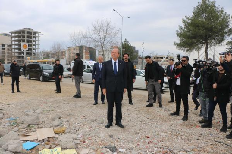 KKTC Cumhurbaşkanı Tatar, Adıyaman'da İsias Otel'in enkazında incelemede bulundu
