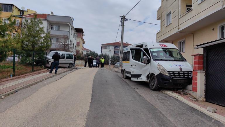 Okul servisi ile hafif ticari araç çarpıştı; 5'i öğrenci 7 yaralı