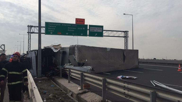 Karşı şeride geçip devrilen TIR'ın şoförü öldü