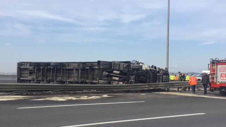 Karşı şeride geçip devrilen TIR'ın şoförü öldü