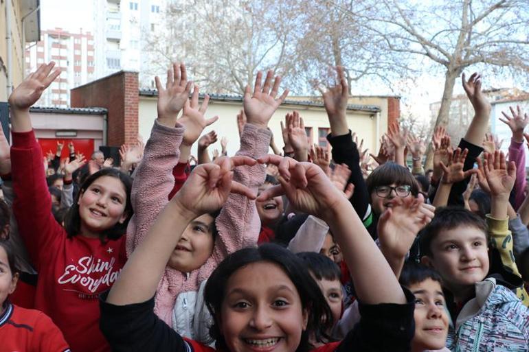 İlkokul öğrencilerine ders öncesi müzikli egzersiz