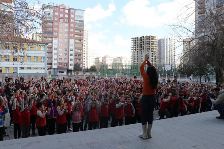 İlkokul öğrencilerine ders öncesi müzikli egzersiz