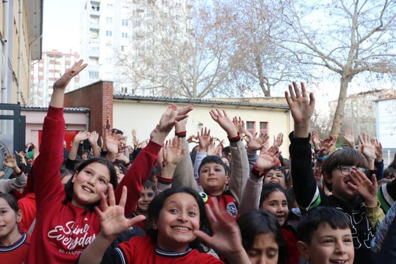 İlkokul öğrencilerine ders öncesi müzikli egzersiz