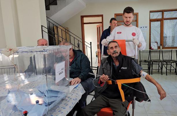 Hastaneden ambulansla götürüldüğü köyde oyunu kullandı