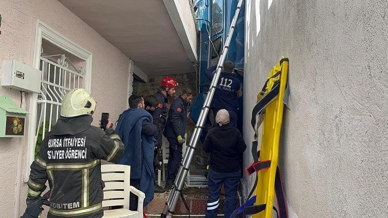 Bina ile istinat duvarı arasına düşen otomobilin sürücüsü kurtarılamadı